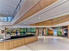 100 Berwyn Park, Berwyn, PA à louer Hall d’entrée– Image 2 sur 11