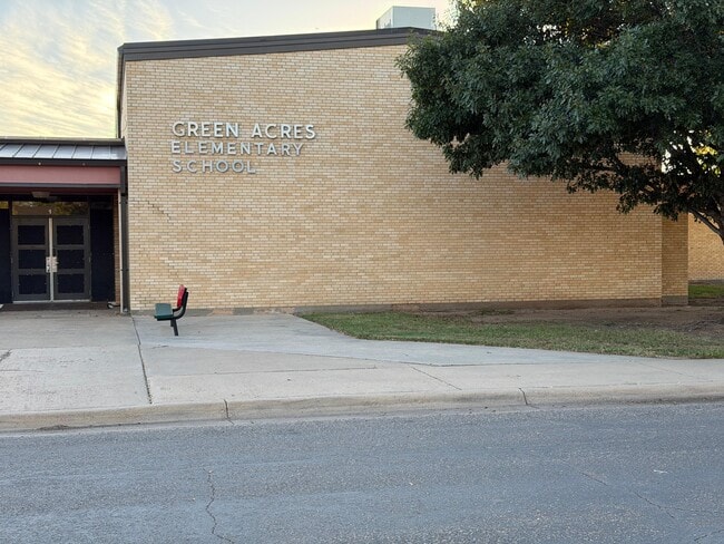 Plus de détails pour 300 Oak Ave, Dumas, TX - Spécialisé aux enchères