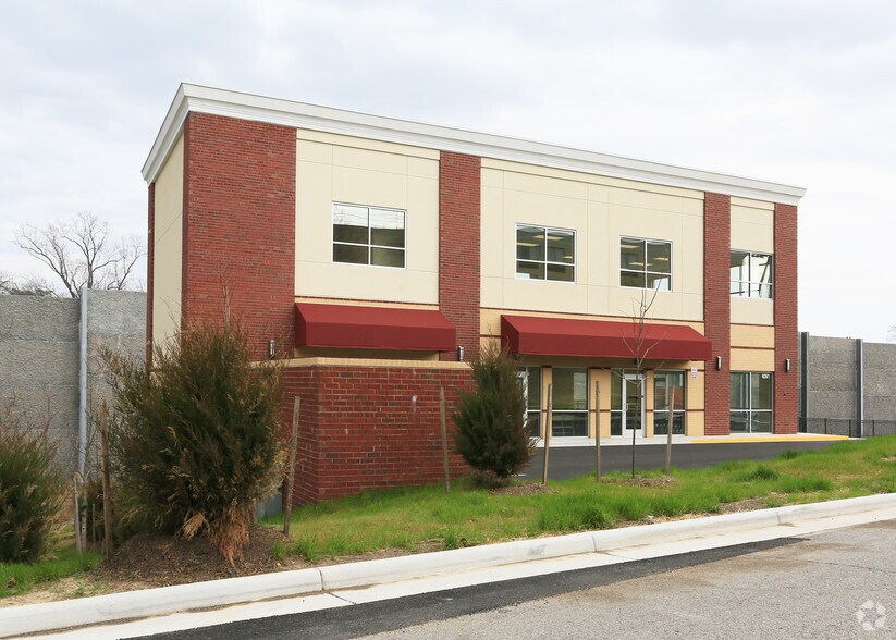 9261 Plaskett Ln, Lorton, VA à louer - Photo de l’immeuble – Image 2 sur 11