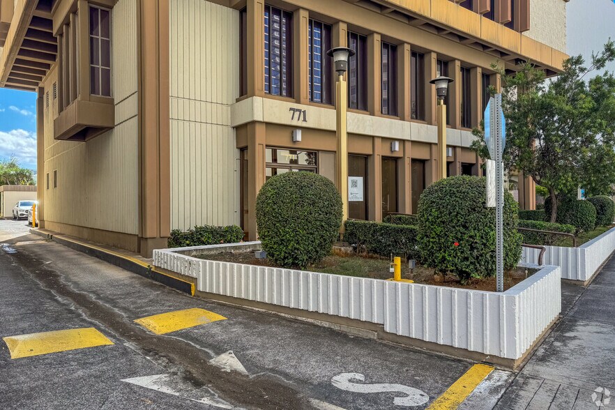 771 Amana St, Honolulu, HI à louer - Photo de l’immeuble – Image 1 sur 9