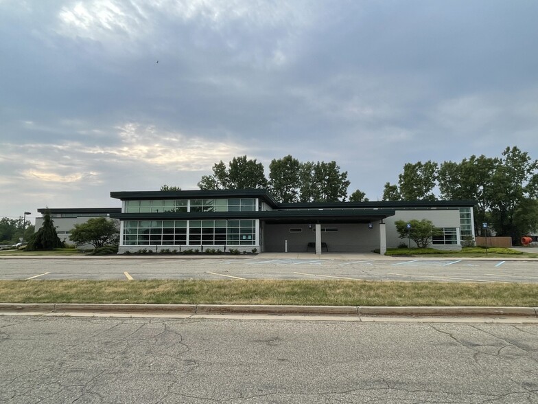 3350 Broadmoor Ave SE, Grand Rapids, MI à louer - Photo de l’immeuble – Image 1 sur 4