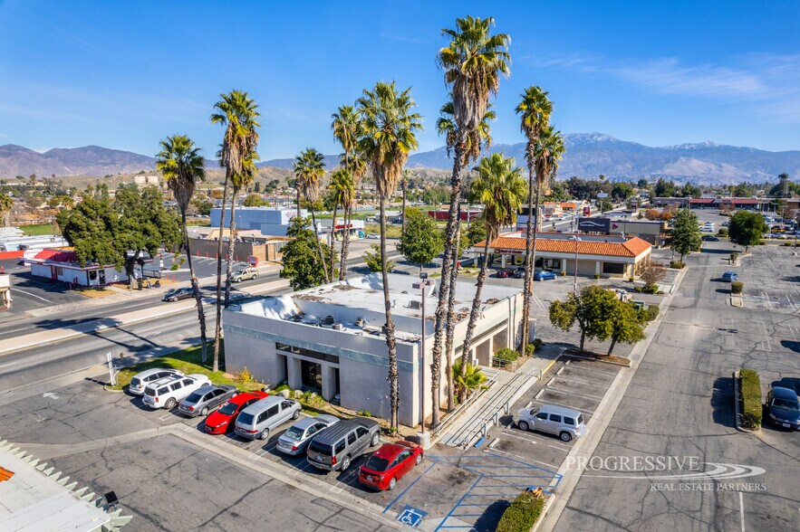 1911-2095 E Florida Ave, Hemet, CA à louer - Photo de l’immeuble – Image 2 sur 5