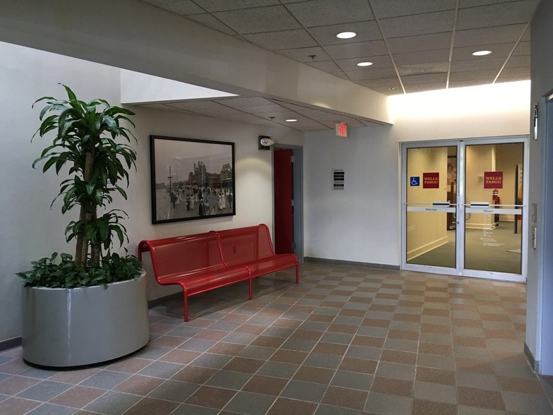 800 W Main St, Freehold, NJ à louer - Photo intérieure – Image 2 sur 6