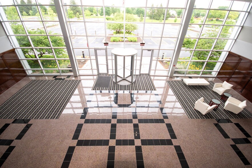 1660 Feehanville Dr, Mount Prospect, IL à louer - Hall d’entrée – Image 2 sur 13