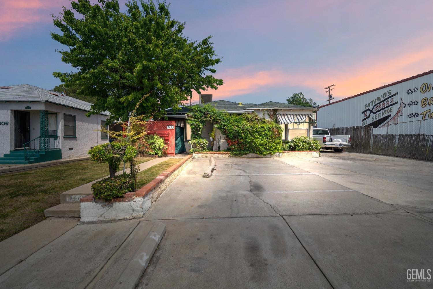 2610 Niles St, Bakersfield, CA à vendre Photo principale– Image 1 sur 8