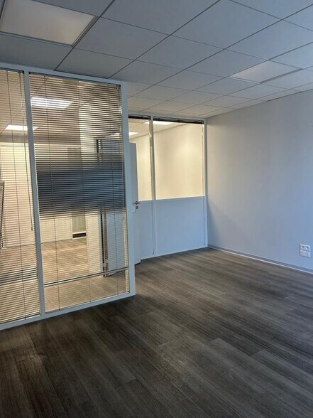 Bureau dans Aubagne à louer - Photo de l’immeuble – Image 2 sur 6