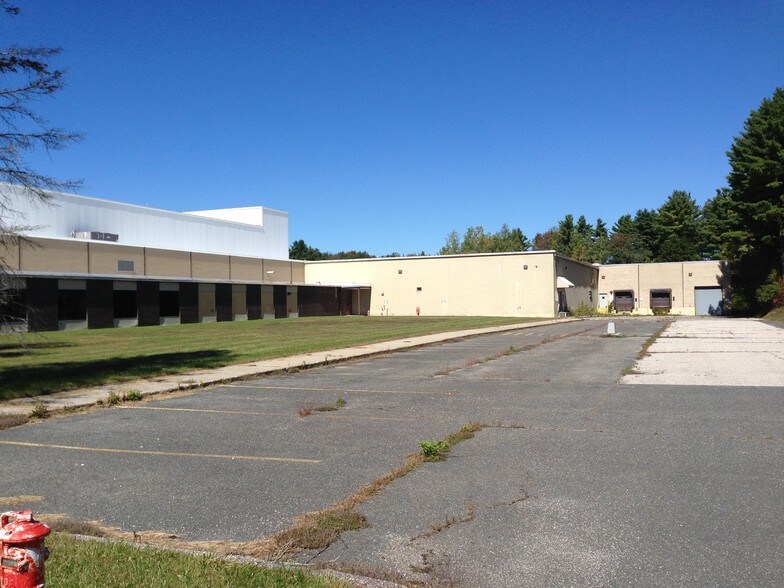 701 Greylock St, Lee, MA à louer - Photo de l’immeuble – Image 3 sur 18