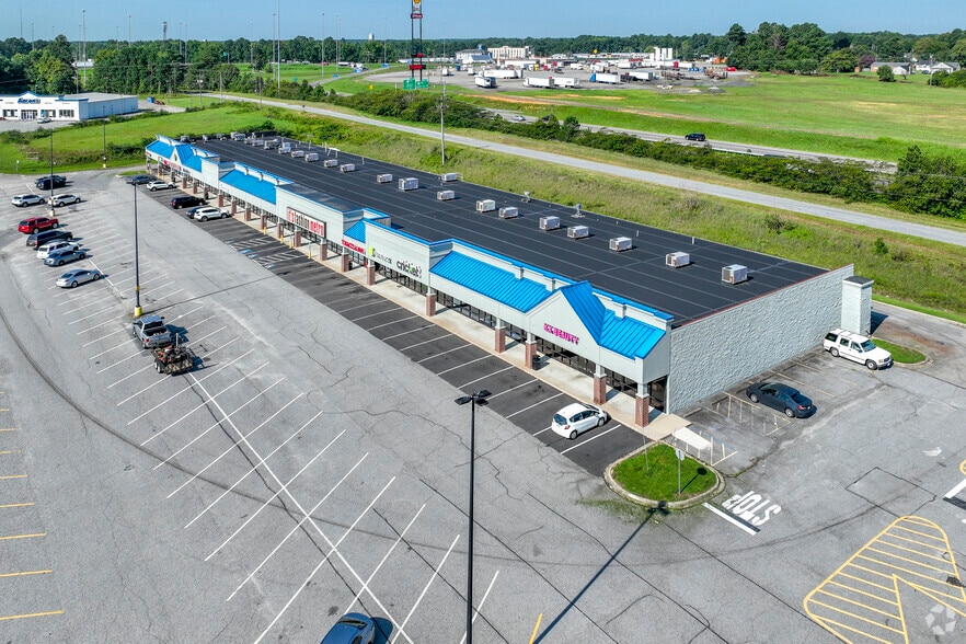 200 Market Dr, Emporia, VA à louer - Photo de l’immeuble – Image 2 sur 22