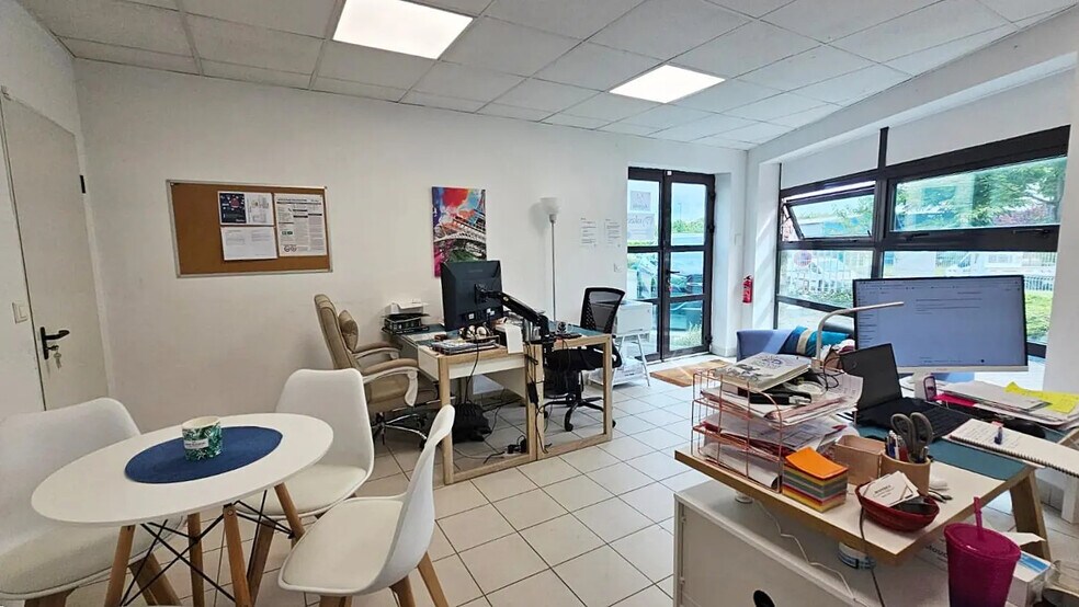 Local d’activités dans Champigny-sur-Marne à louer - Photo de l’immeuble – Image 3 sur 7