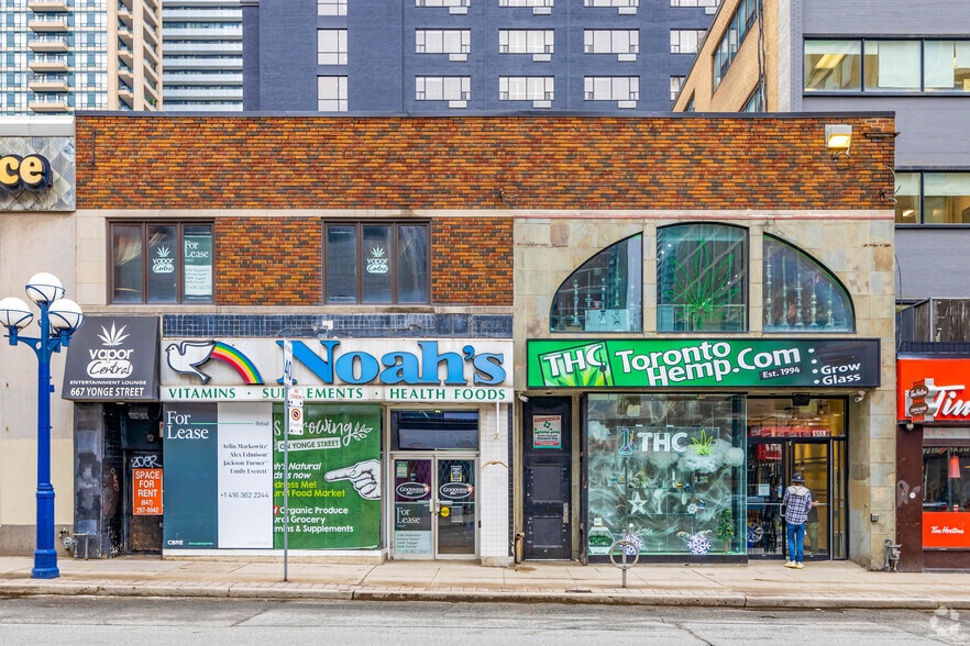 665-667 Yonge St, Toronto, ON à louer - Photo de l’immeuble – Image 2 sur 2