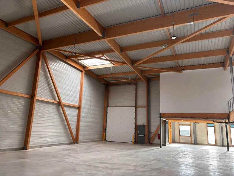 Local d’activités dans CHANTELOUP-EN-BRIE à louer - Photo de l’immeuble – Image 3 sur 11