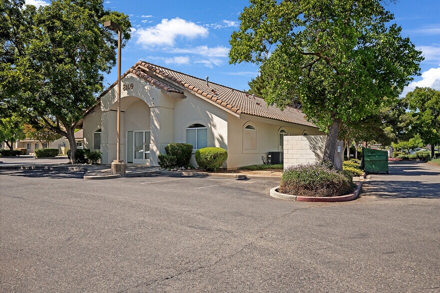 8109 Laguna Blvd, Elk Grove, CA à vendre - Photo de l’immeuble – Image 3 sur 18