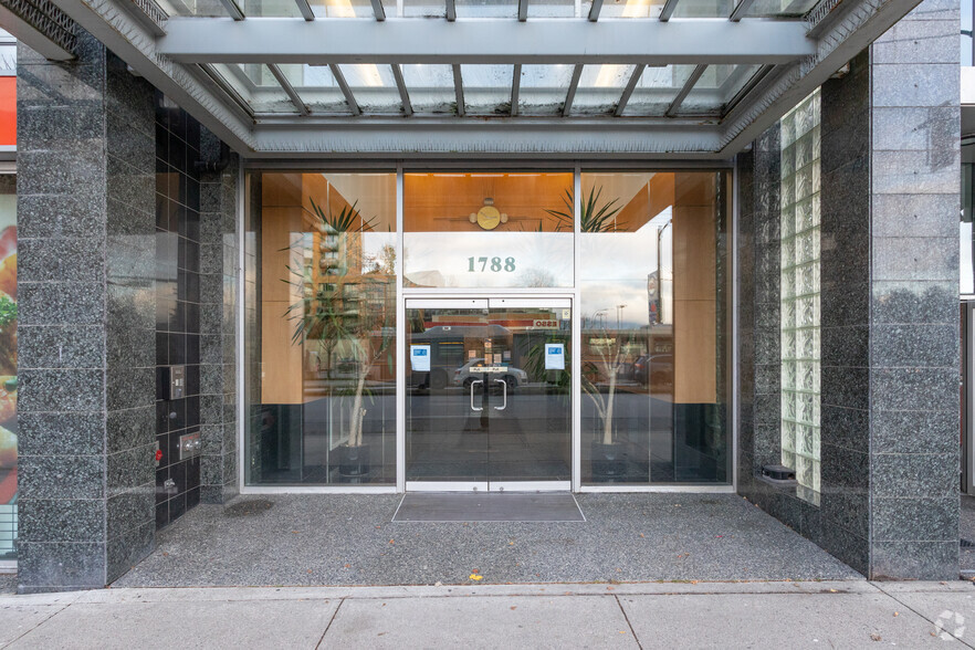 1788 W Broadway, Vancouver, BC à louer - Photo de l’immeuble – Image 2 sur 8