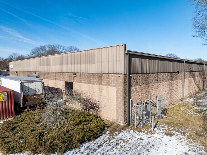 65 Robinson Ave, Patchogue, NY à louer - Photo de l’immeuble – Image 3 sur 5