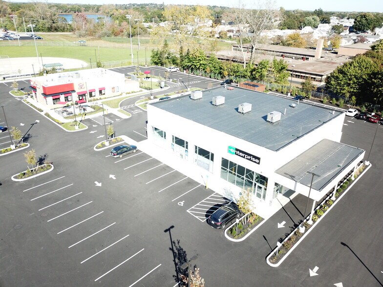 275 Atwood Ave, Cranston, RI à louer - Photo principale – Image 1 sur 4