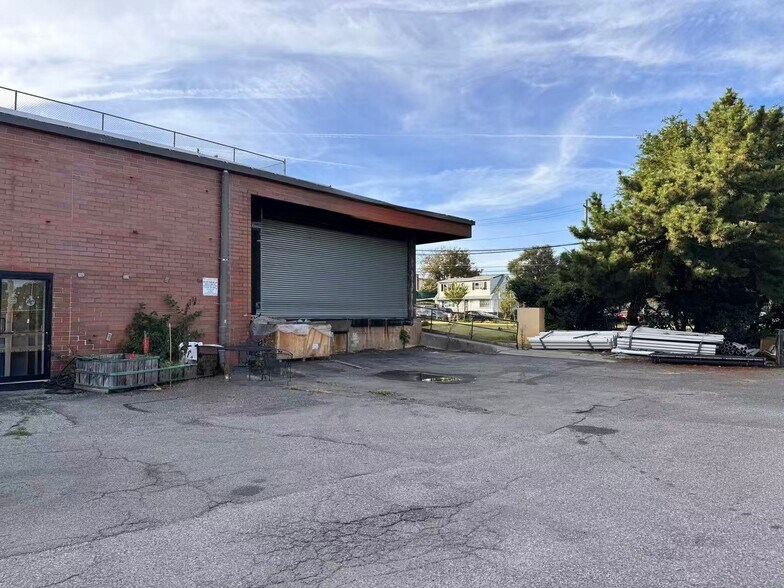 2510 Ulmer St, College Point, NY à louer - Photo de l’immeuble – Image 2 sur 5