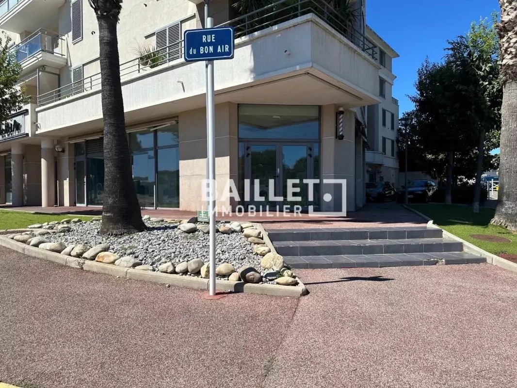 Local commercial dans Antibes à louer Photo de l’immeuble– Image 1 sur 14