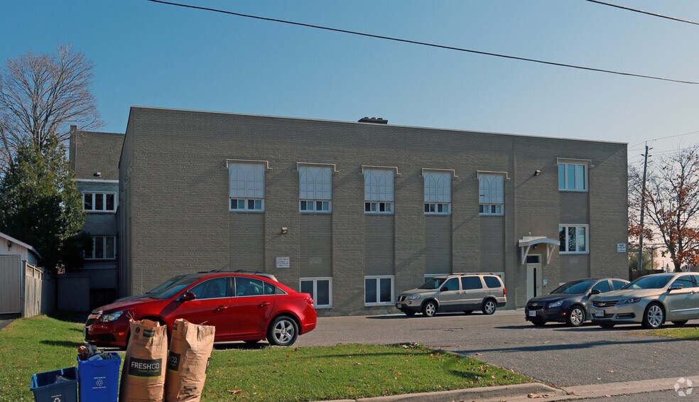 676 Simcoe St N, Oshawa, ON à louer - Photo de l’immeuble – Image 2 sur 2