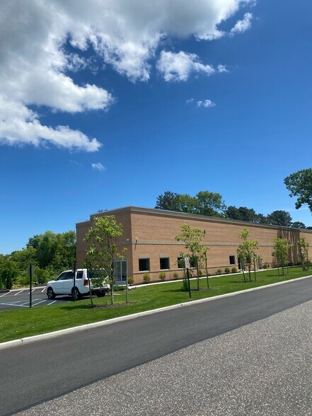 889 Sylvan Ave, Bayport, NY à louer - Photo de l’immeuble – Image 2 sur 15