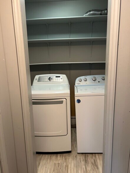 3900 Miriam Dr, Charlotte, NC à louer - Photo de l’immeuble – Image 3 sur 17