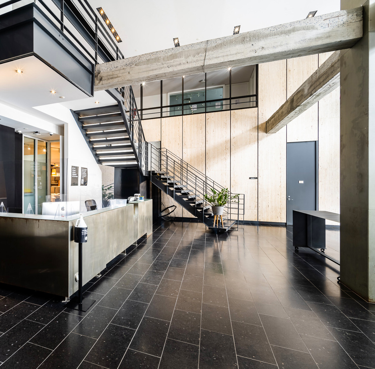 2100-2110 Rue Drummond, Montréal, QC à louer Hall d’entrée– Image 1 sur 8