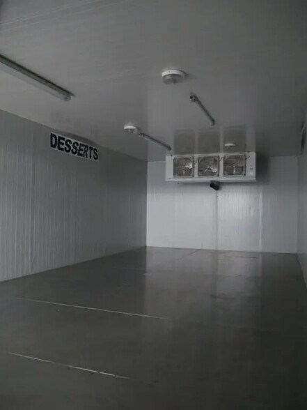 Local d’activités dans L'ISLE-SUR-LA-SORGUE à louer - Photo intérieure – Image 3 sur 20