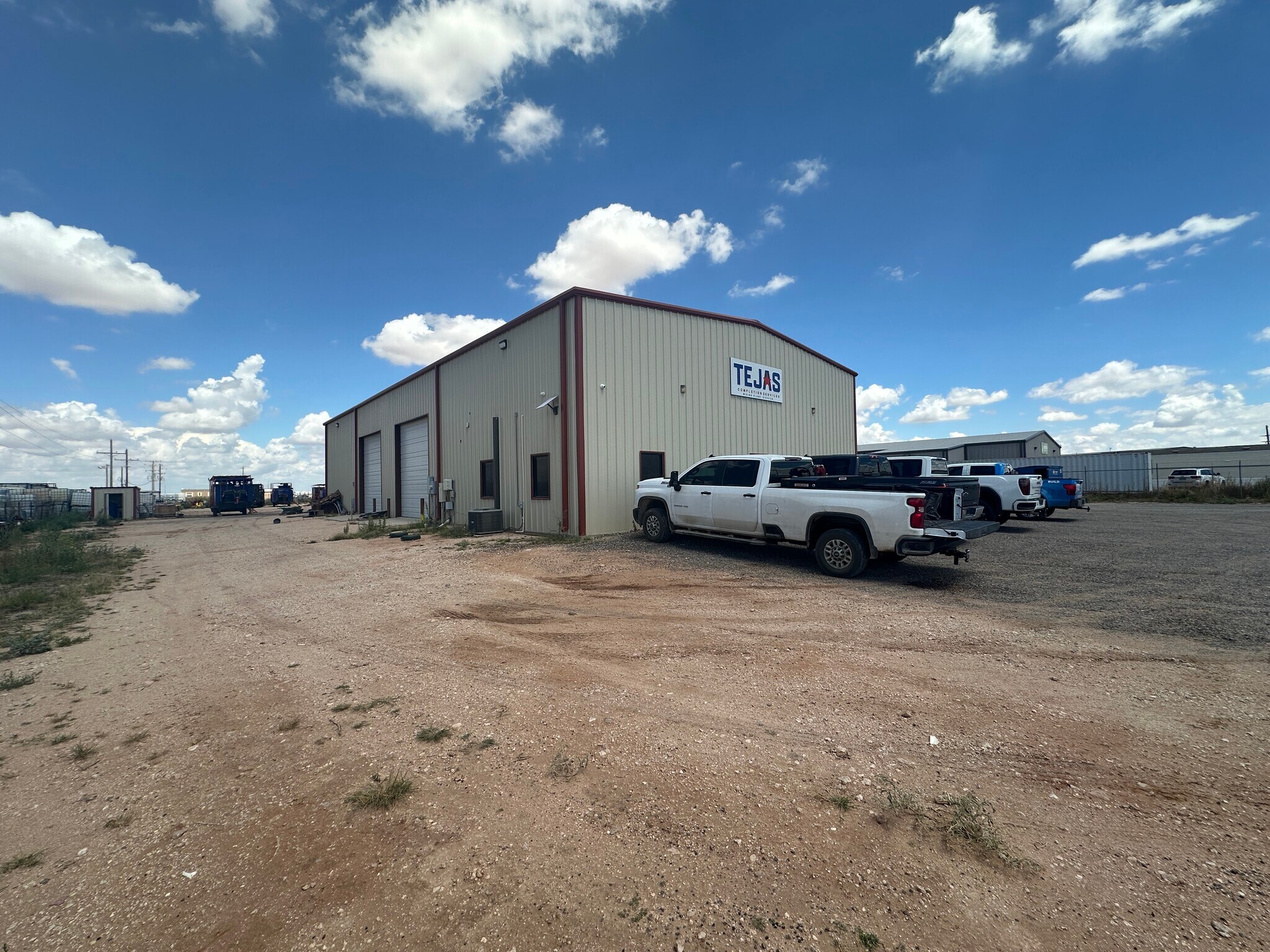 2318 E County Road 123, Midland, TX à louer Photo de l’immeuble– Image 1 sur 9