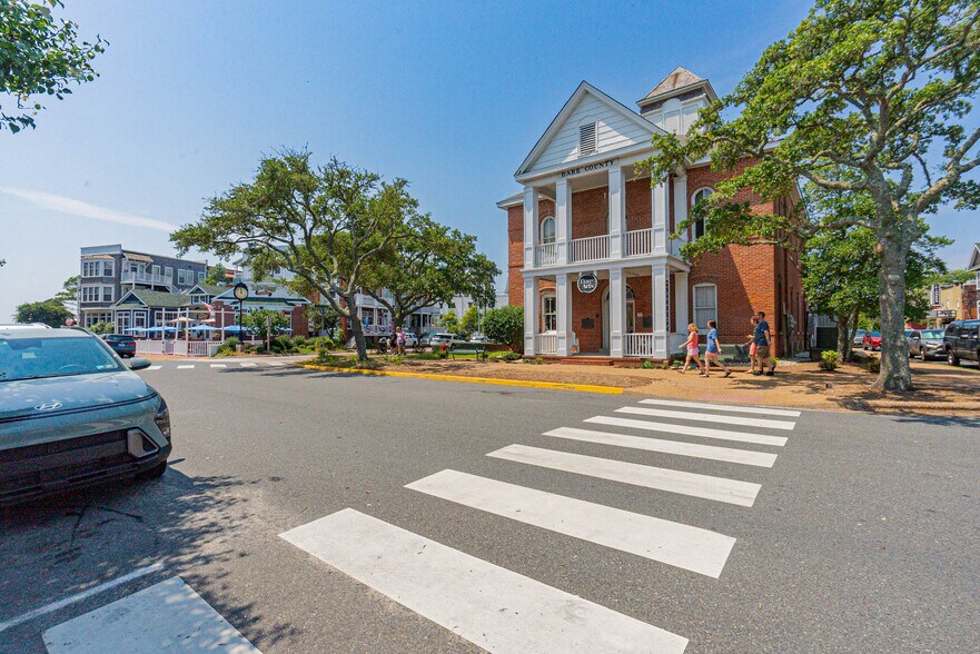 207 Queen Elizabeth Ave, Manteo, NC à vendre - Photo de l’immeuble – Image 2 sur 33