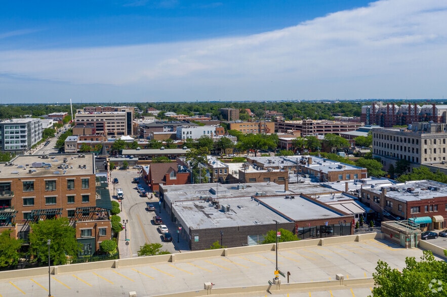 111 Adell Pl, Elmhurst, IL à louer - Aérien – Image 1 sur 17