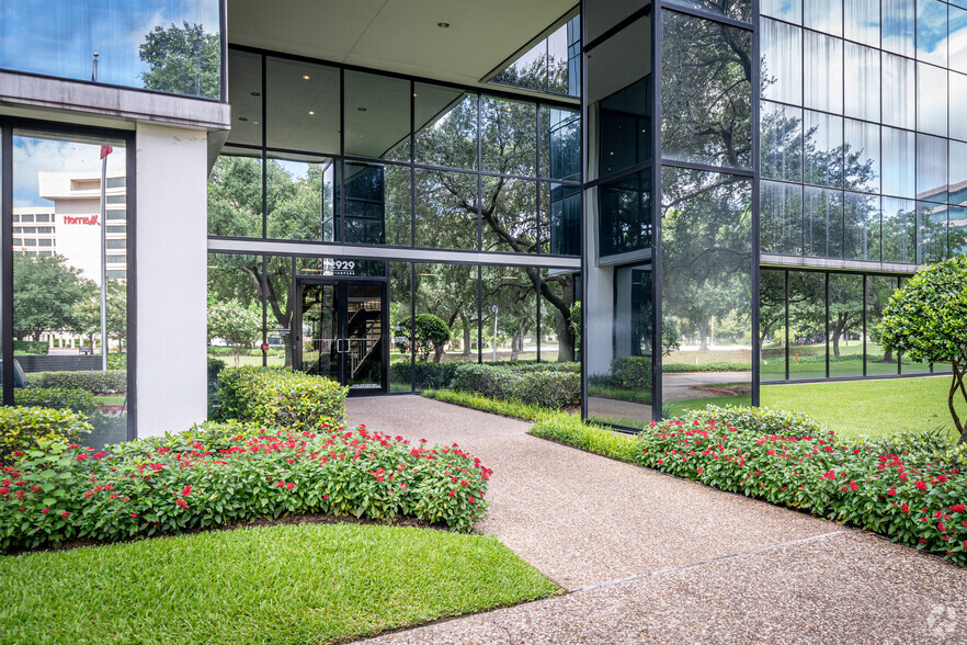 2929 Briarpark Dr, Houston, TX à louer - Photo de l’immeuble – Image 2 sur 31