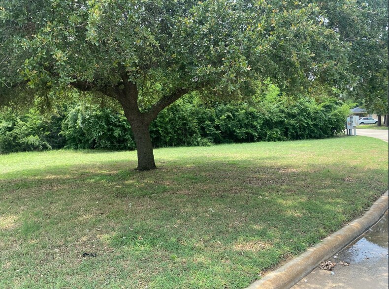 420 Lakeway Dr, Lake Dallas, TX à vendre - Photo de l’immeuble – Image 3 sur 9