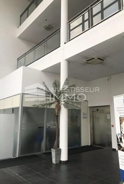 Bureau dans Chelles à louer - Hall d’entrée – Image 3 sur 4