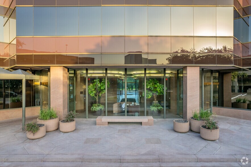 450 Gears Rd, Houston, TX à louer - Photo de l’immeuble – Image 2 sur 37