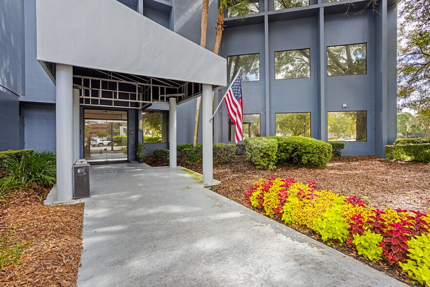 7825 Baymeadows Way, Jacksonville, FL à louer - Photo de l’immeuble – Image 1 sur 5