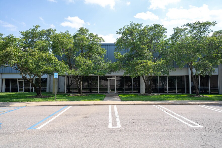 13115-13131 Waco Dr, Livonia, MI à louer - Photo de l’immeuble – Image 2 sur 5