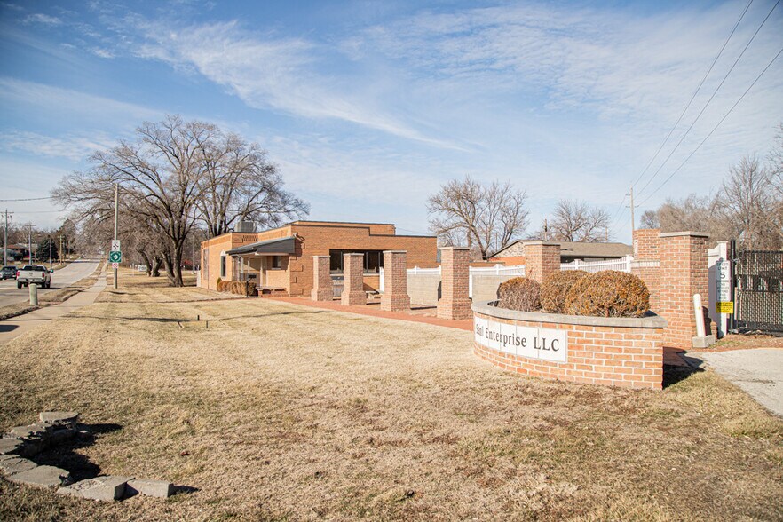 101 Ashworth Rd, West Des Moines, IA à vendre - Photo de l’immeuble – Image 2 sur 24