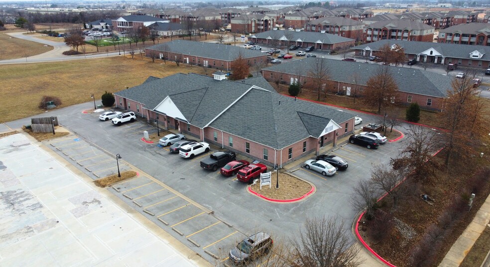 2307 SE B St, Bentonville, AR à louer - Photo de l’immeuble – Image 1 sur 16