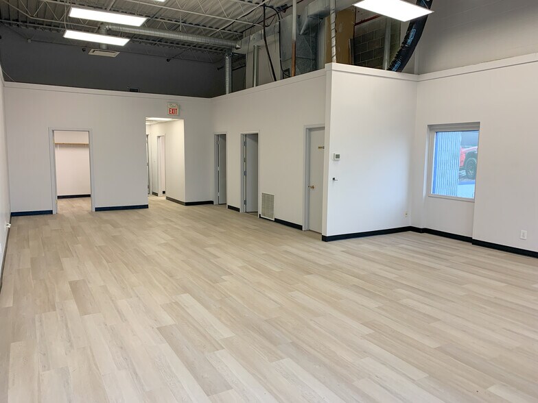 4135 Edmonton Trl NE, Calgary, AB à louer - Photo intérieure – Image 2 sur 7