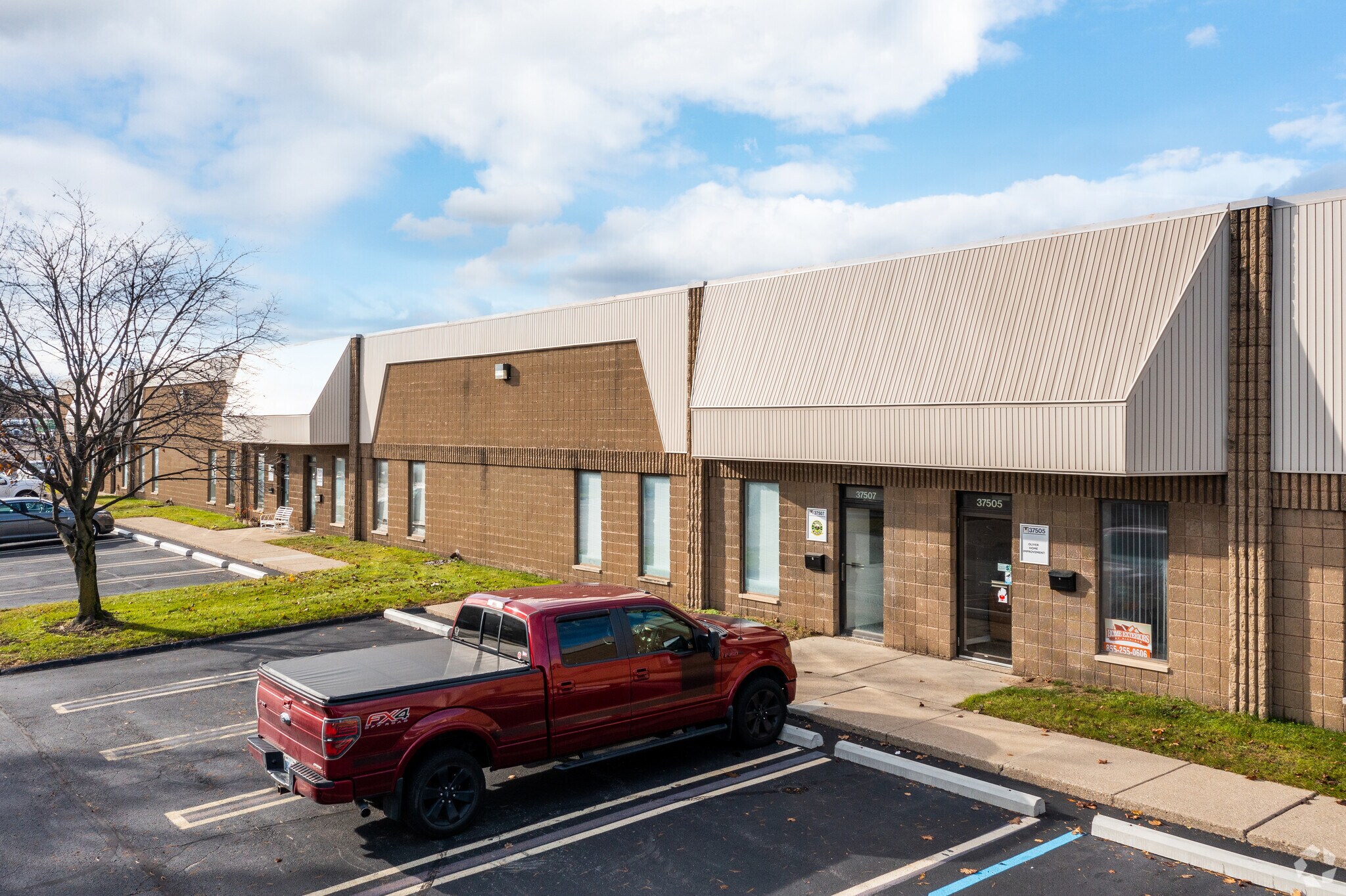 37473-37493 Schoolcraft Rd, Livonia, MI à louer Photo de l’immeuble– Image 1 sur 6