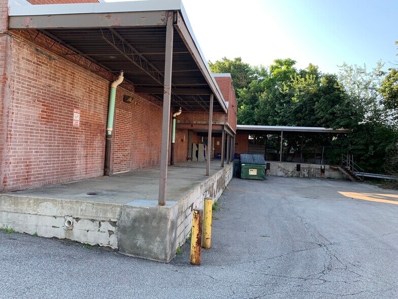 2323 Broadview Rd, Cleveland, OH à louer - Photo de l’immeuble – Image 3 sur 4