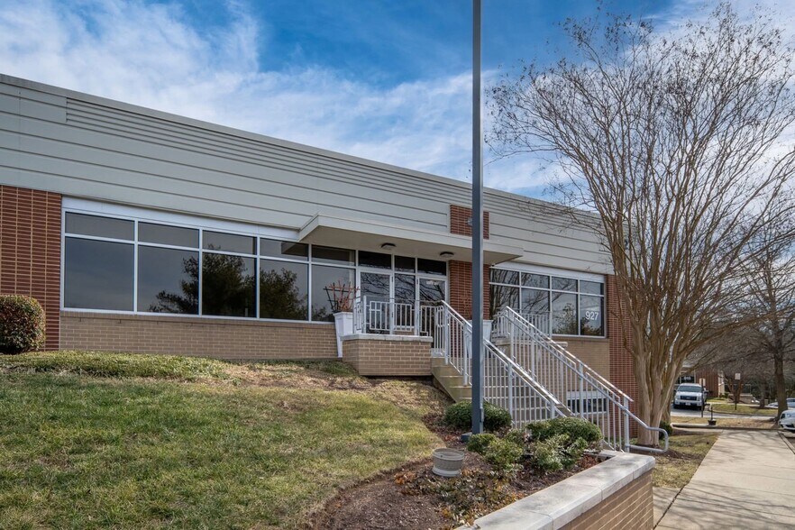 927 Maple Grove Dr, Fredericksburg, VA à louer - Photo de l’immeuble – Image 2 sur 12