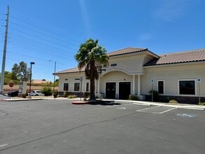 8988 W Cheyenne Ave, Las Vegas, NV à louer Photo de l’immeuble– Image 2 sur 12