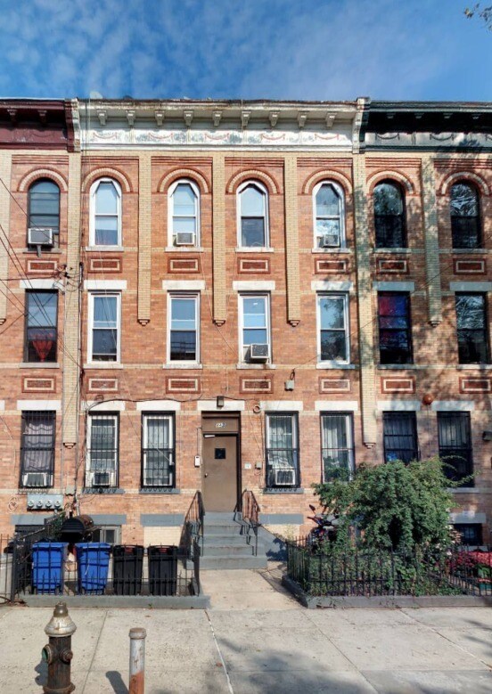 443 Wyona St, Brooklyn, NY à vendre Photo de l’immeuble– Image 1 sur 4
