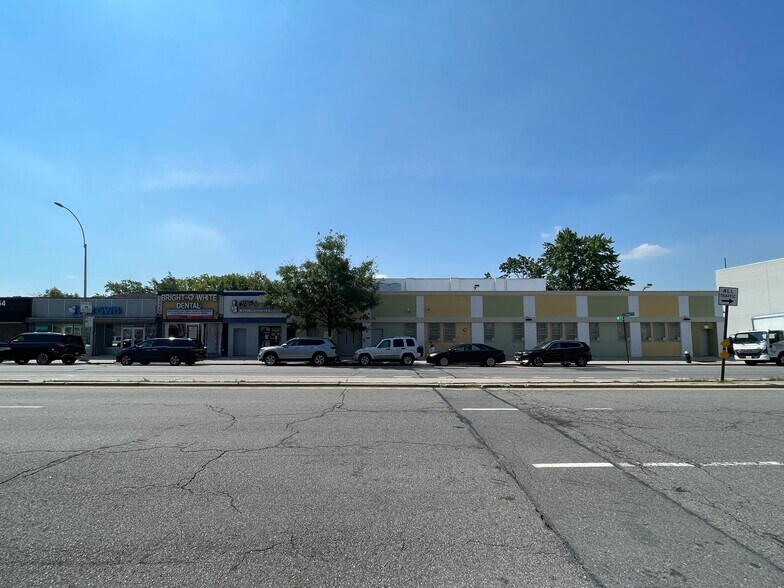 18616 Union Tpke, Fresh Meadows, NY à louer - Photo de l’immeuble – Image 1 sur 1