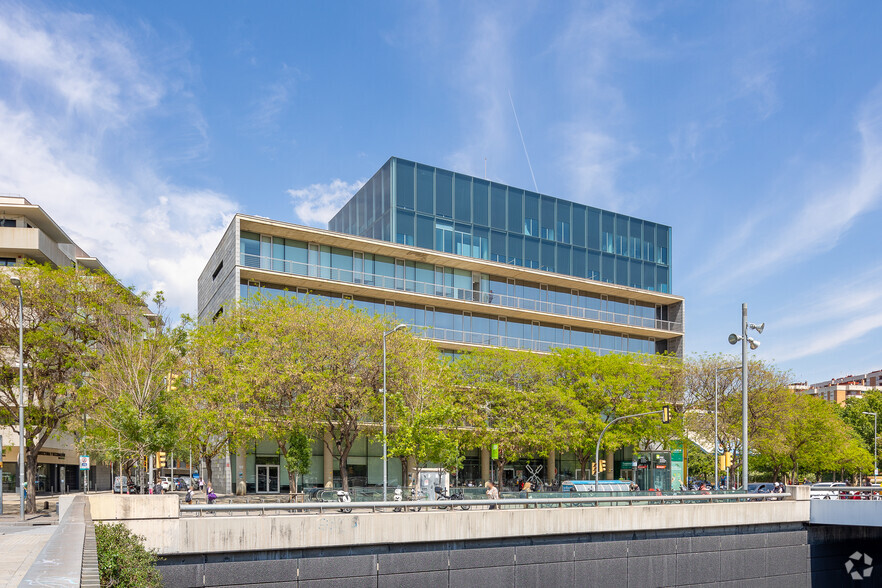 Avinguda Metro, 16, L'Hospitalet de Llobregat, Barcelona à louer - Photo de l’immeuble – Image 2 sur 3