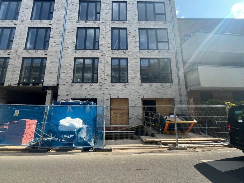 100 Warwick Rd, Londres à vendre - Photo principale – Image 1 sur 3