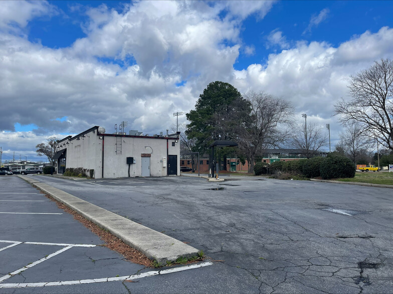 1001 S Memorial Dr, Greenville, NC à louer - Photo de l’immeuble – Image 2 sur 7