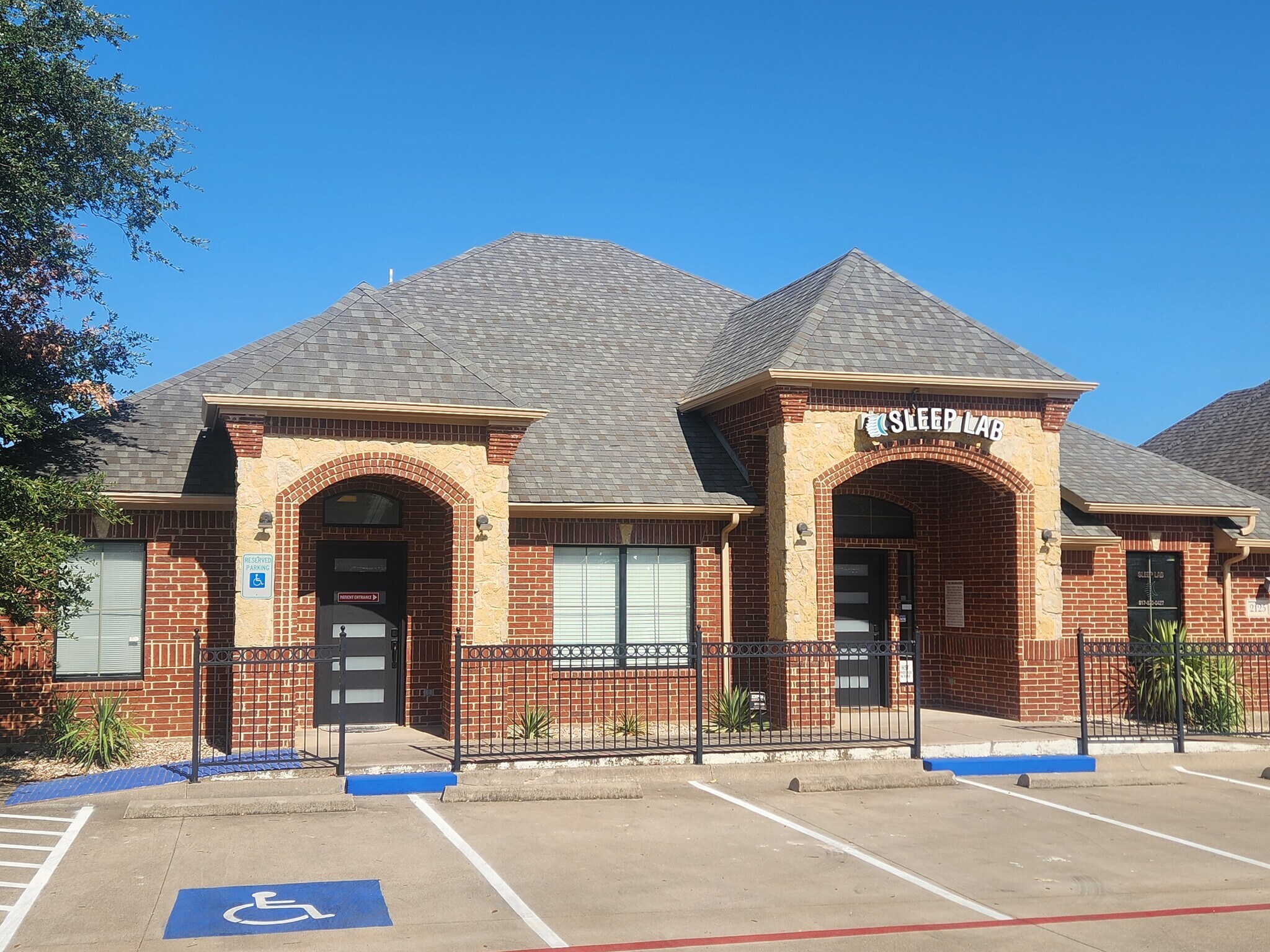 2125 Martin Dr, Bedford, TX à vendre Photo de l’immeuble– Image 1 sur 28