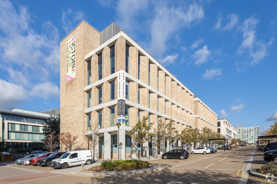 Avebury Blvd, Milton Keynes à louer - Photo principale – Image 1 sur 17
