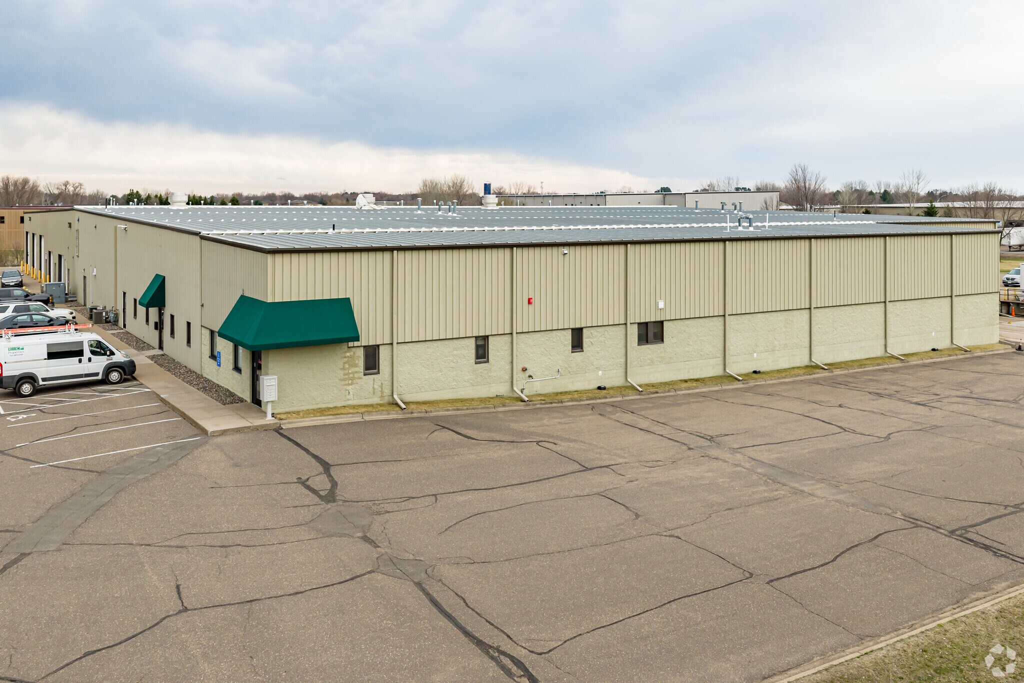 725 3rd Ave SE, Cambridge, MN à louer Photo principale– Image 1 sur 8